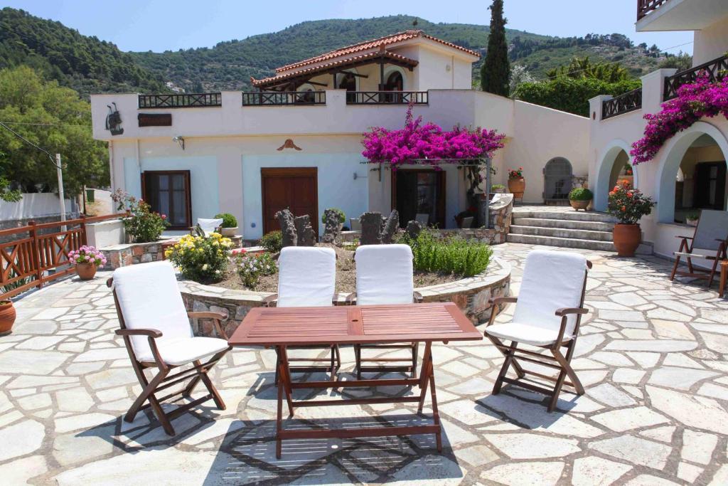 Pleoussa Studio And Apartments Skopelos Town Exterior photo